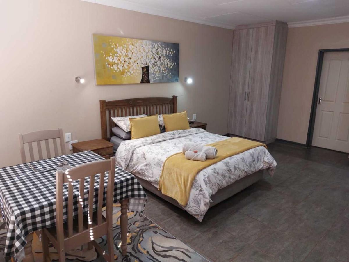 Wisteria Lane Guesthouse Postmasburg Ngoại thất bức ảnh